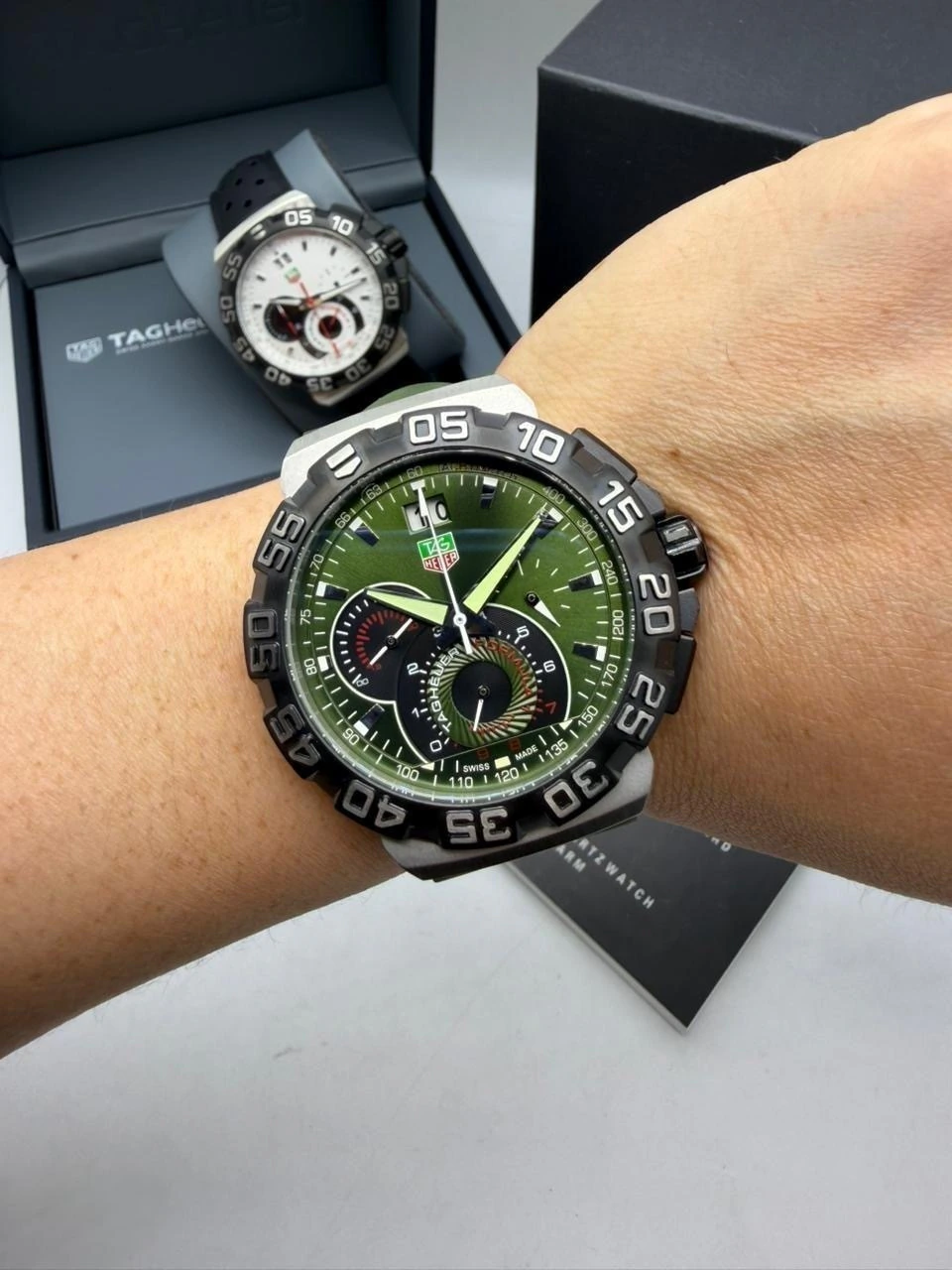 TAG Heuer Fórmula 1 44mm - AÇO MOSTRADOR VERDE - SILICONE - Imagem 2