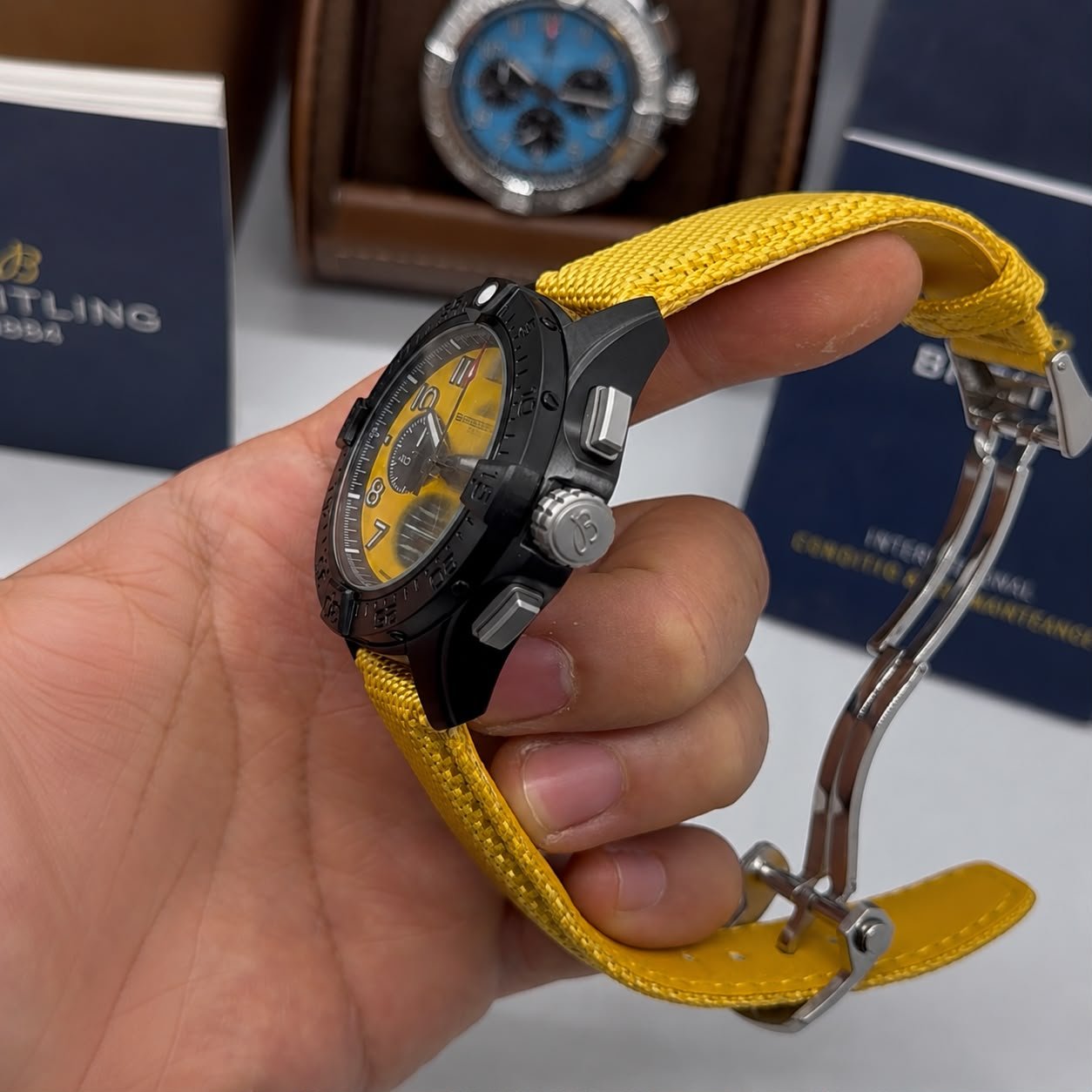 Breitling Avengers Night Mission 44mm - Mostrador Amarelo - Pulseira Nylon Amarela - Imagem 2