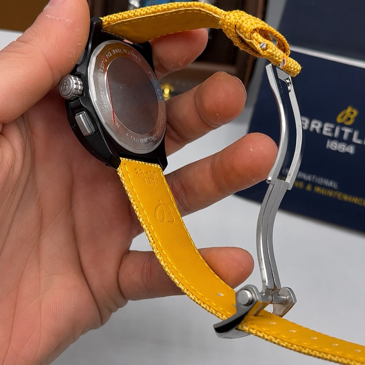 Breitling Avengers Night Mission 44mm - Mostrador Amarelo - Pulseira Nylon Amarela - Imagem 3