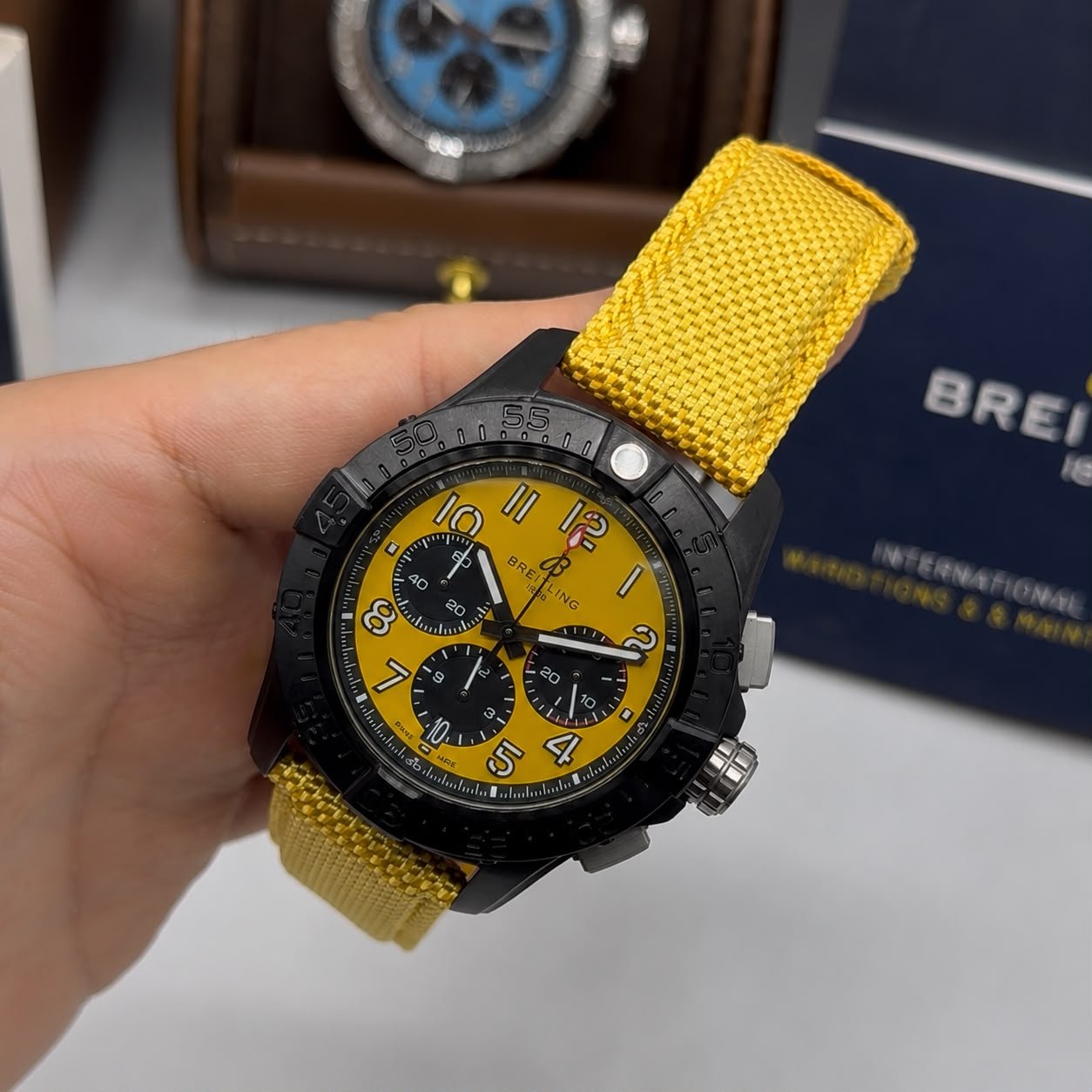 Breitling Avengers Night Mission 44mm - Mostrador Amarelo - Pulseira Nylon Amarela - Imagem 4