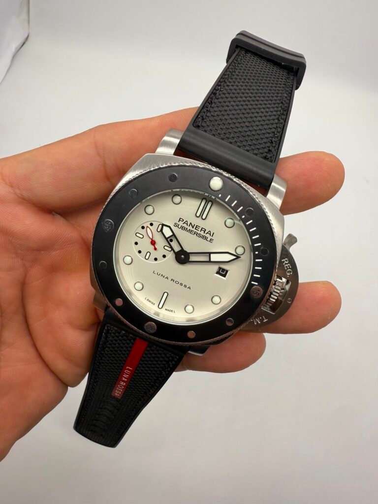 Panerai Submersible Luna Rossa - 47mm - Aço Mostrador Branco - SILICONE E NYLON