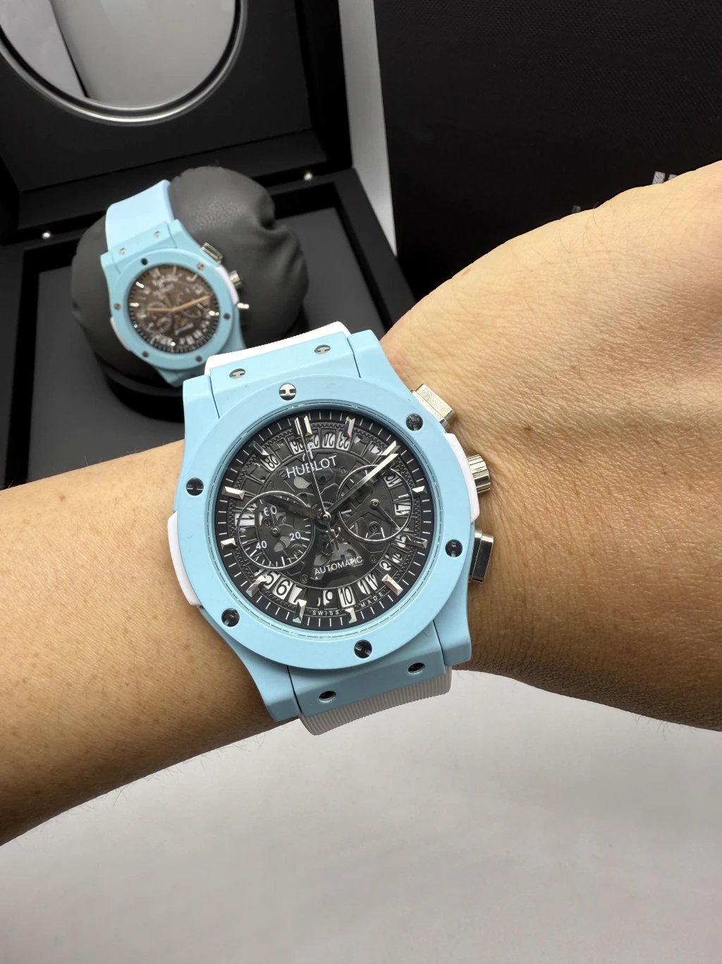 Hublot Classic Chrono 45mm - AÇO AZUL MOSTRADOR SKELETON PRETO - SILICONE - Imagem 5