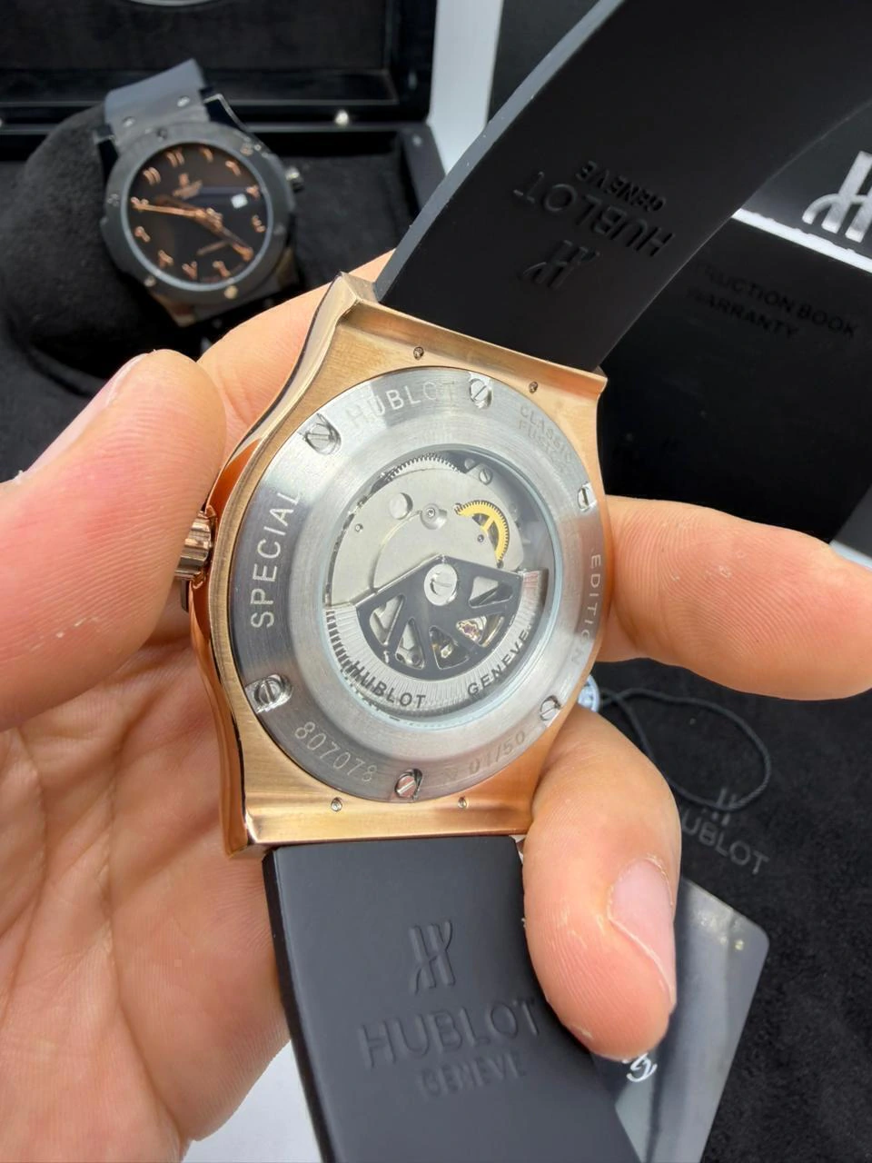 Hublot Classic Fusion 42mm - AÇO ROSE MOSTRADOR PRETO - SILICONE (SIFRA ARABE) - Imagem 3