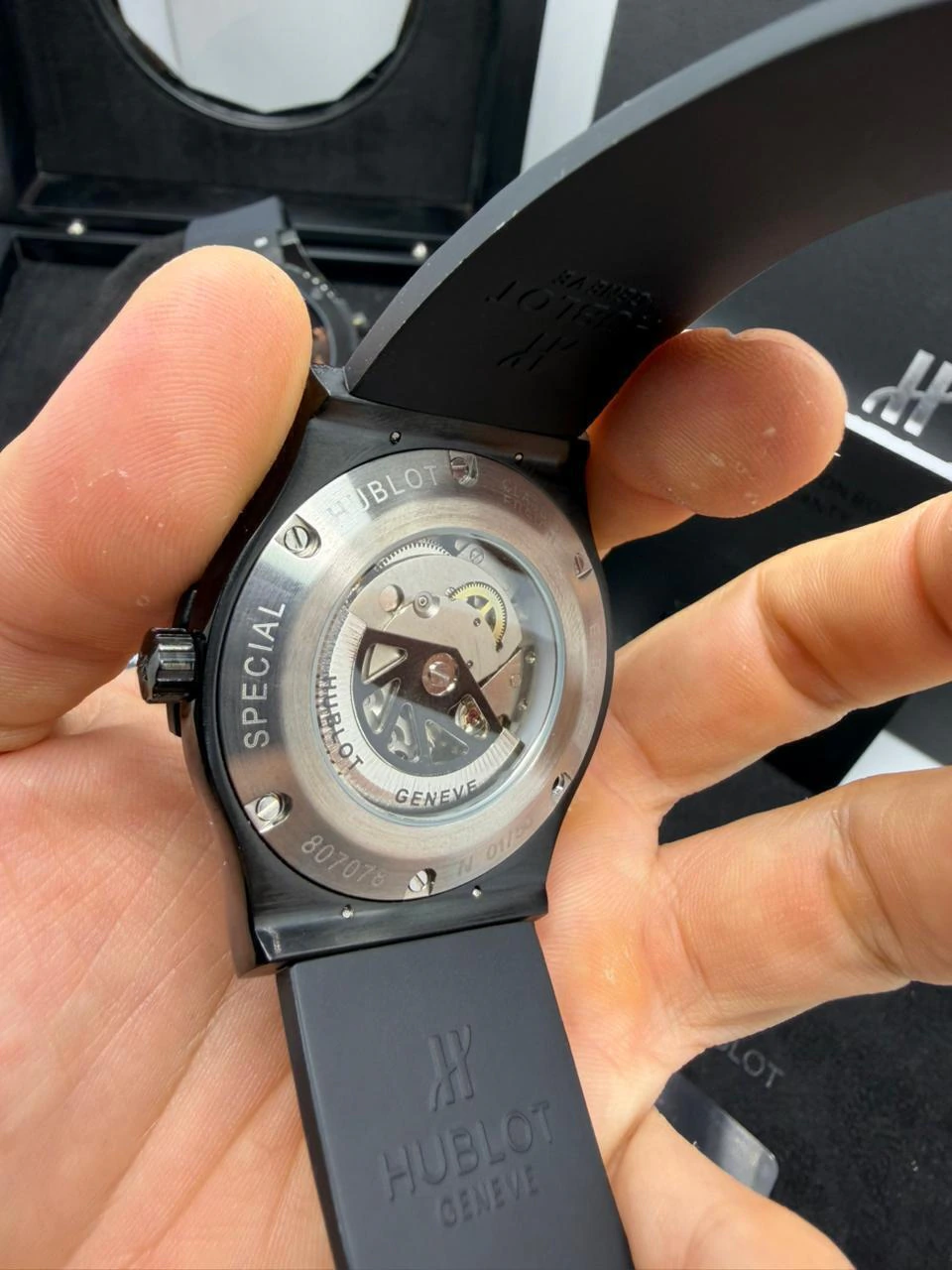 Hublot Classic Fusion 42mm - AÇO PRETO MOSTRADOR PRETO - SILICONE (SIFRA ARABE) - Imagem 3