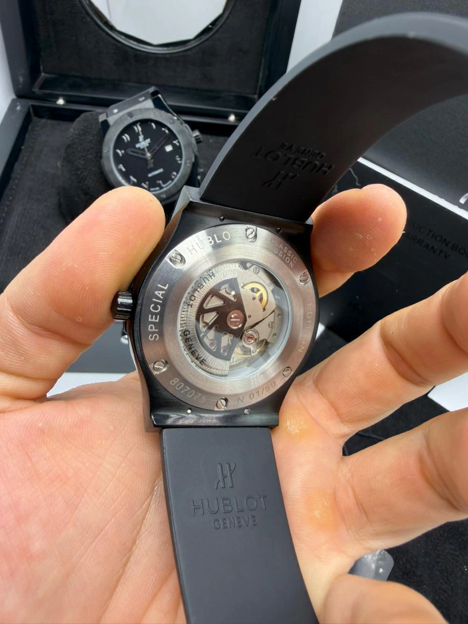Hublot Classic Fusion 42mm - AÇO PRETO MOSTRADOR PRETO - SILICONE (SIFRA ARABE) - Imagem 3