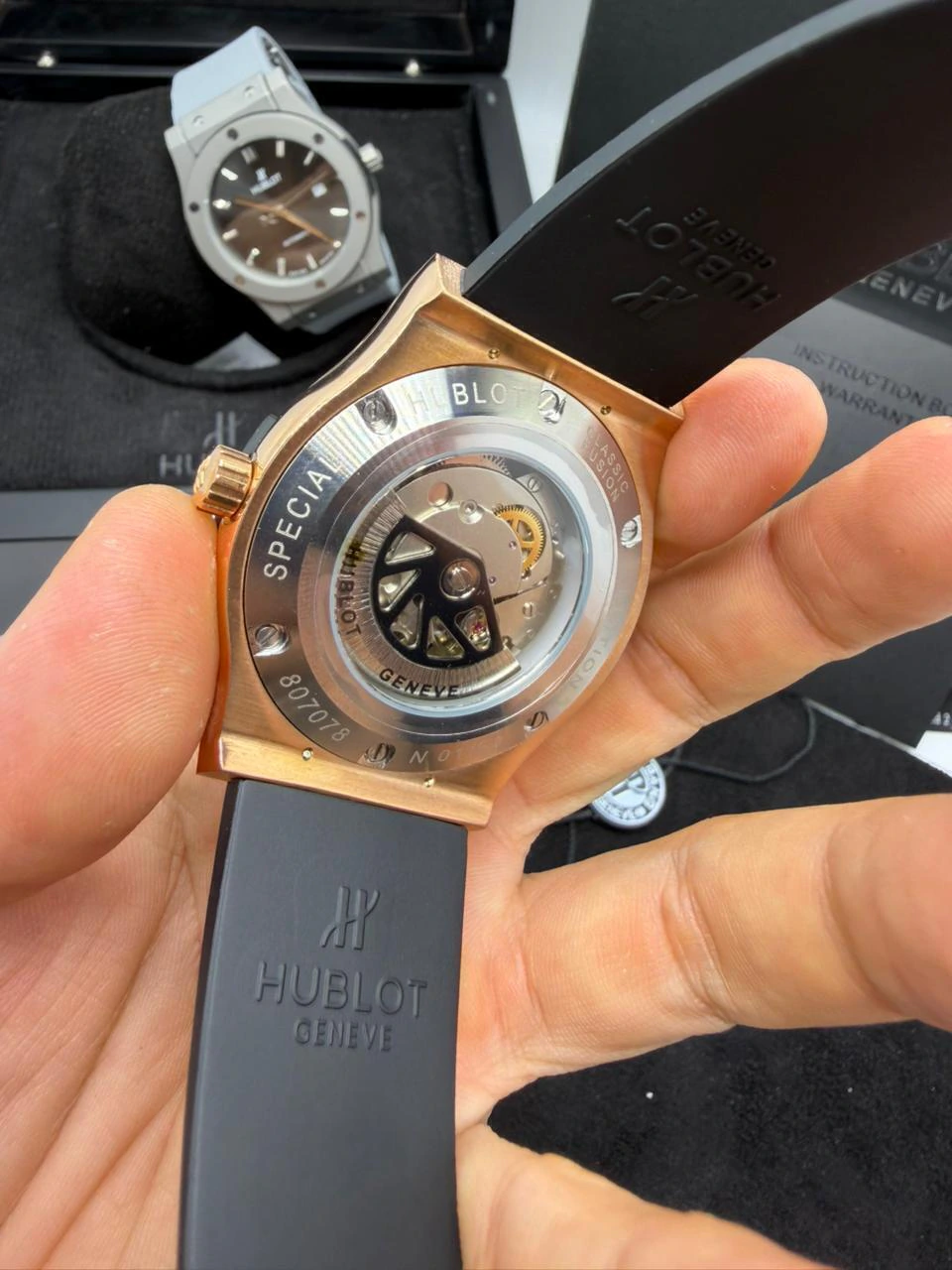 Hublot Classic Fusion 42mm - AÇO ROSE MOSTRADOR PRETO - SILICONE - Imagem 4