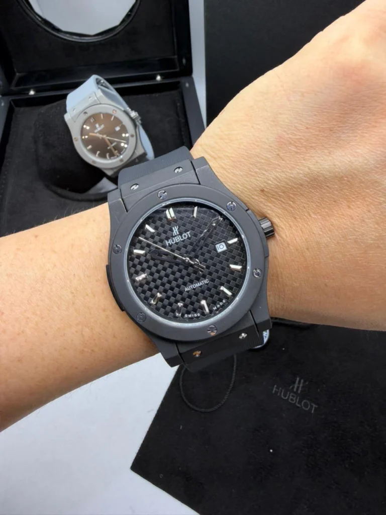 Hublot Classic Fusion 42mm - AÇO PRETO MOSTRADOR PRETO - SILICONE E COURO