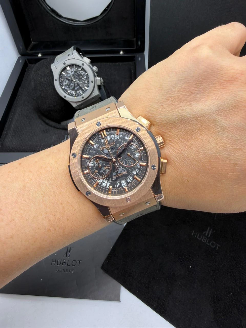 Hublot Classic Chrono 45mm - AÇO ROSE MOSTRADOR SKELETON PRETO - SILICONE E COURO - Imagem 4