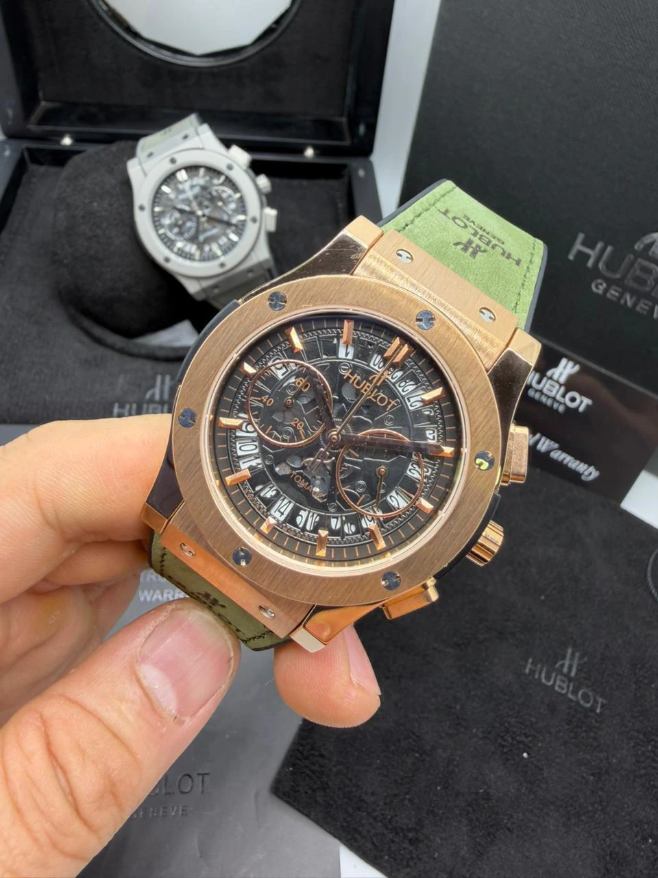 Hublot Classic Chrono 45mm - AÇO ROSE MOSTRADOR SKELETON PRETO - SILICONE E COURO