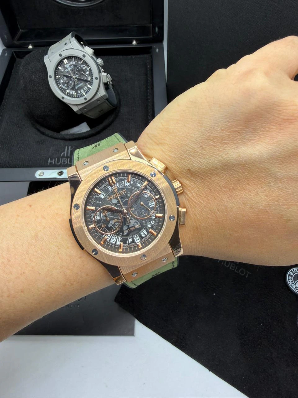 Hublot Classic Chrono 45mm - AÇO ROSE MOSTRADOR SKELETON PRETO - SILICONE E COURO - Imagem 3