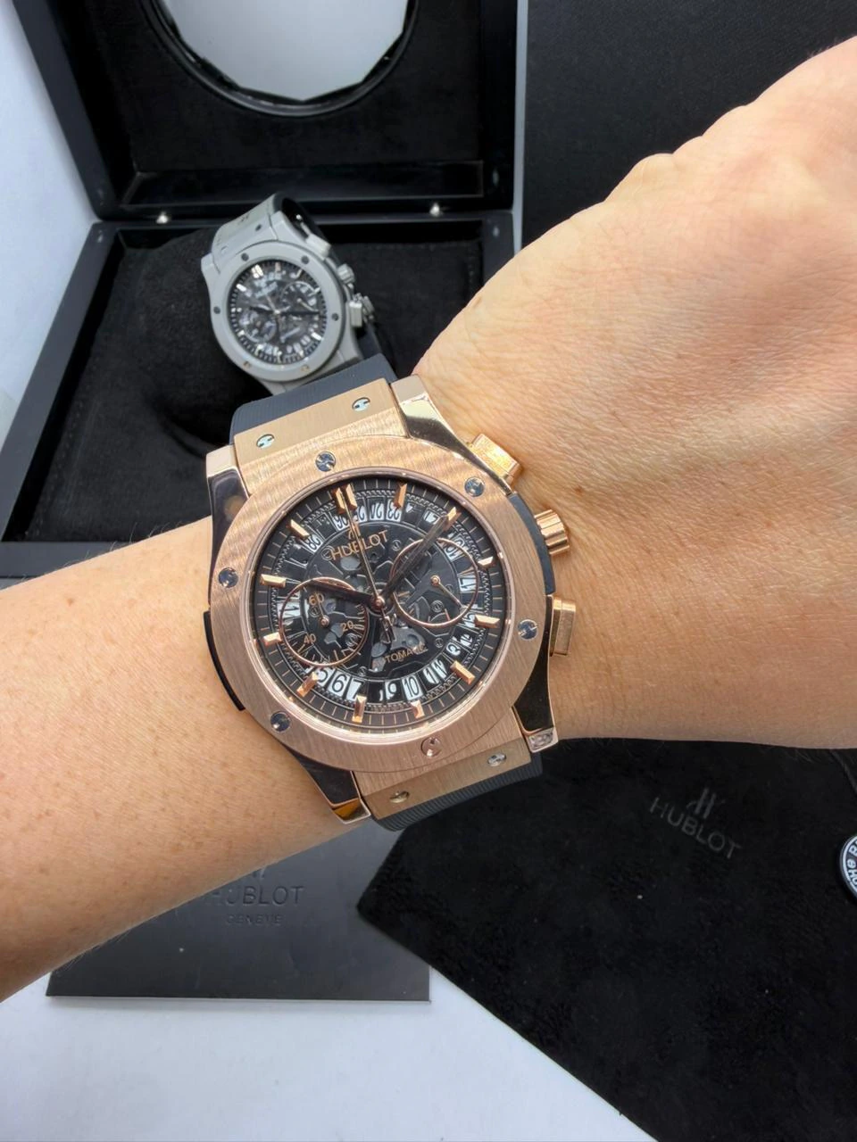 Hublot Classic Chrono 45mm - AÇO ROSE MOSTRADOR SKELETON PRETO - SILICONE