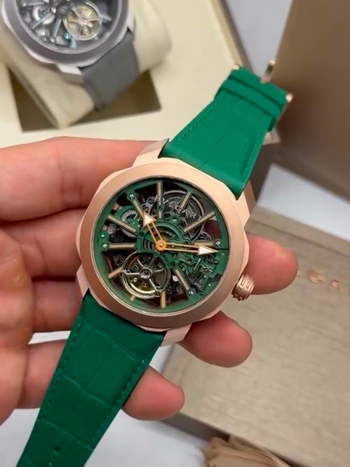 Bvlgari Octo Roma Skeleton 44mm - AÇO DOURADO MOSTRADOR SKELETON - SILICONE - Imagem 2