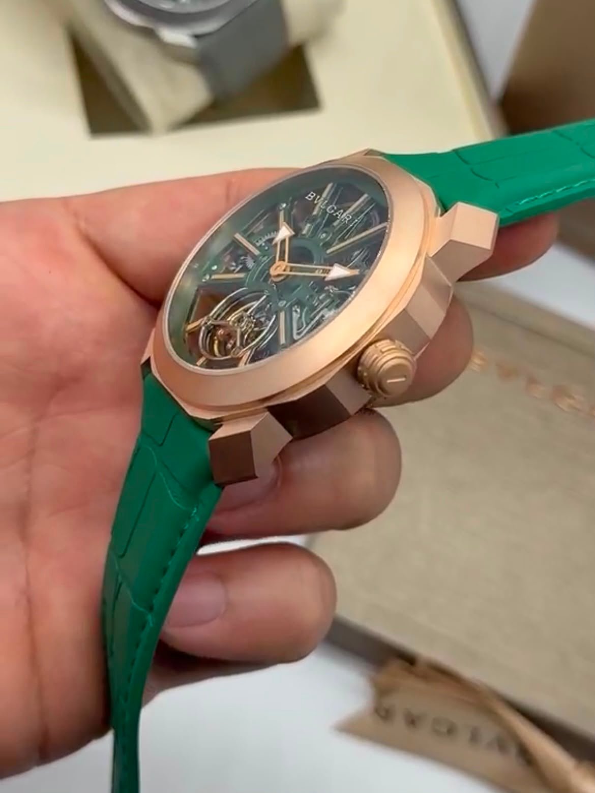 Bvlgari Octo Roma Skeleton 44mm - AÇO DOURADO MOSTRADOR SKELETON - SILICONE - Imagem 3