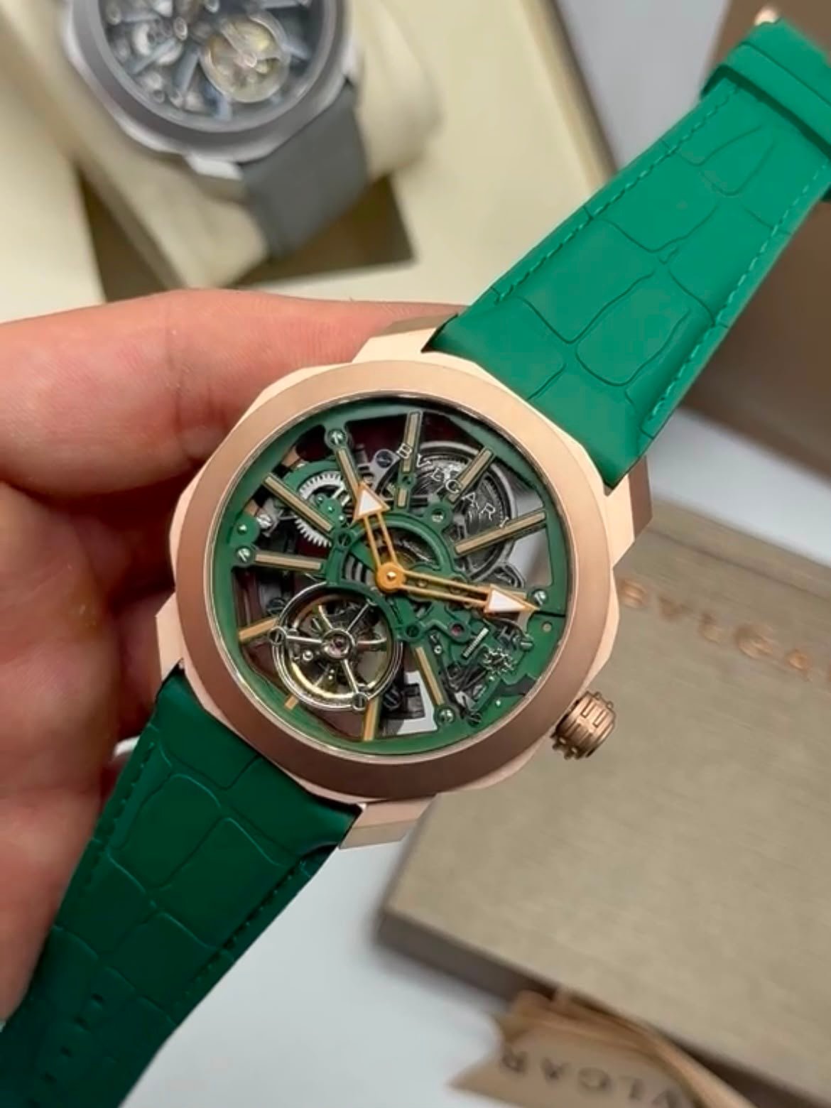 Bvlgari Octo Roma Skeleton 44mm - AÇO DOURADO MOSTRADOR SKELETON - SILICONE - Imagem 4