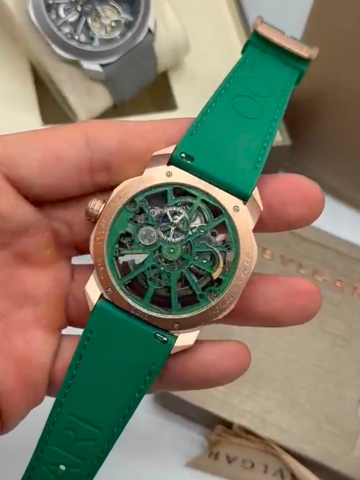 Bvlgari Octo Roma Skeleton 44mm - AÇO DOURADO MOSTRADOR SKELETON - SILICONE - Imagem 5