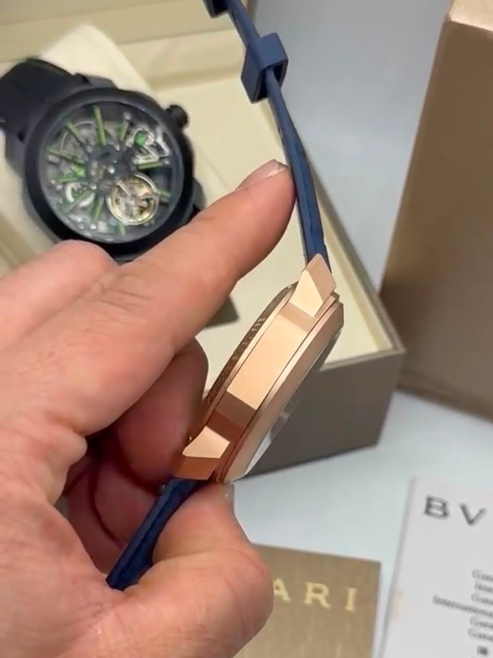 Bvlgari Octo Roma Skeleton 44mm - AÇO DOURADO MOSTRADOR SKELETON - SILICONE - Imagem 3
