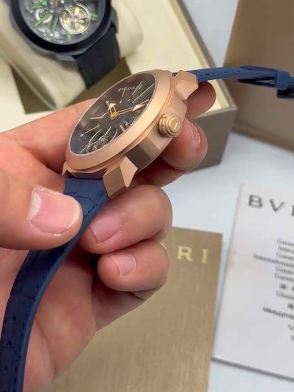 Bvlgari Octo Roma Skeleton 44mm - AÇO DOURADO MOSTRADOR SKELETON - SILICONE - Imagem 4