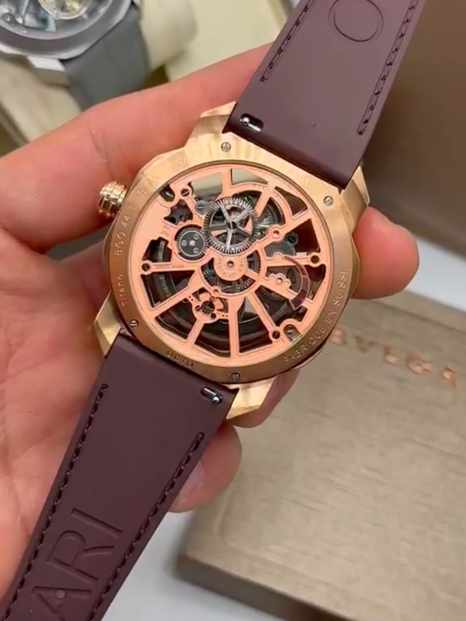 Bvlgari Octo Roma Skeleton 44mm - AÇO DOURADO MOSTRADOR SKELETON - SILICONE - Imagem 2