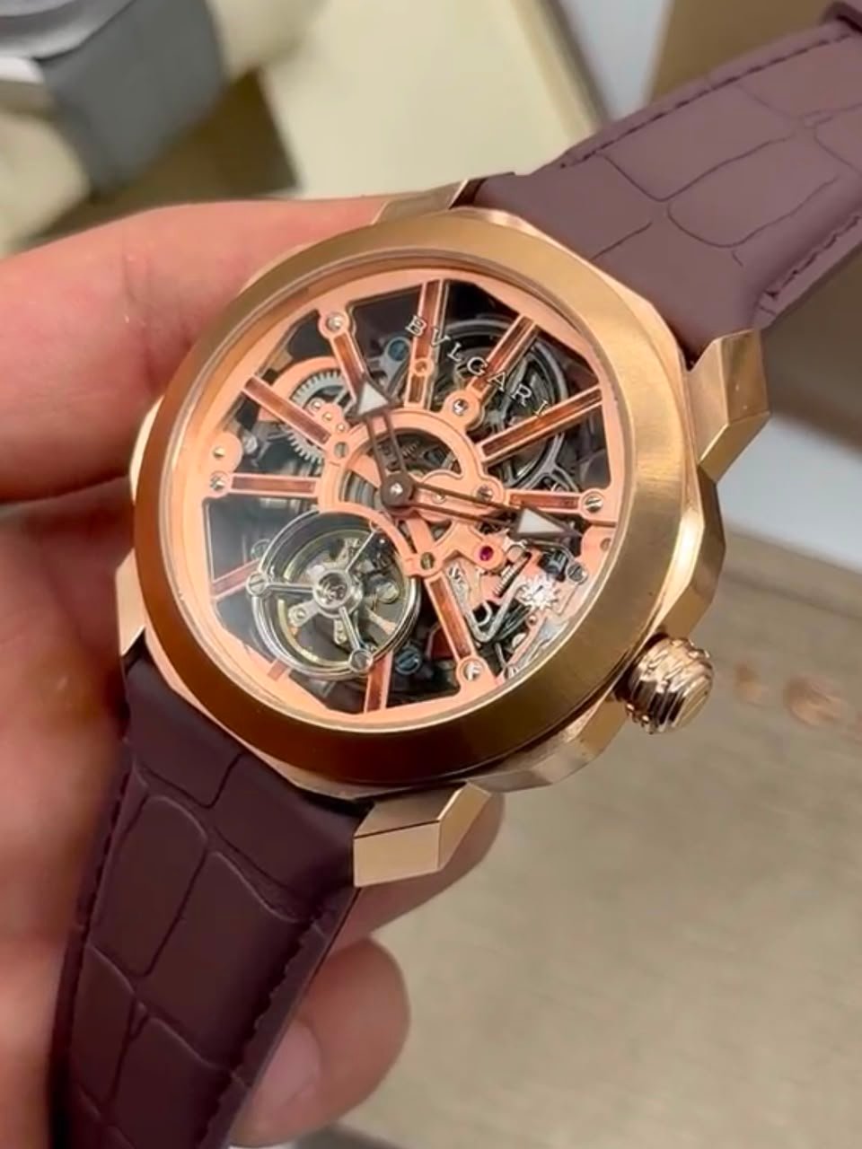 Bvlgari Octo Roma Skeleton 44mm - AÇO DOURADO MOSTRADOR SKELETON - SILICONE - Imagem 3