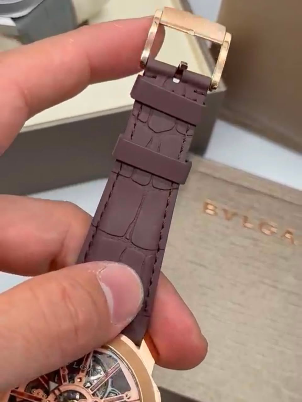 Bvlgari Octo Roma Skeleton 44mm - AÇO DOURADO MOSTRADOR SKELETON - SILICONE - Imagem 4