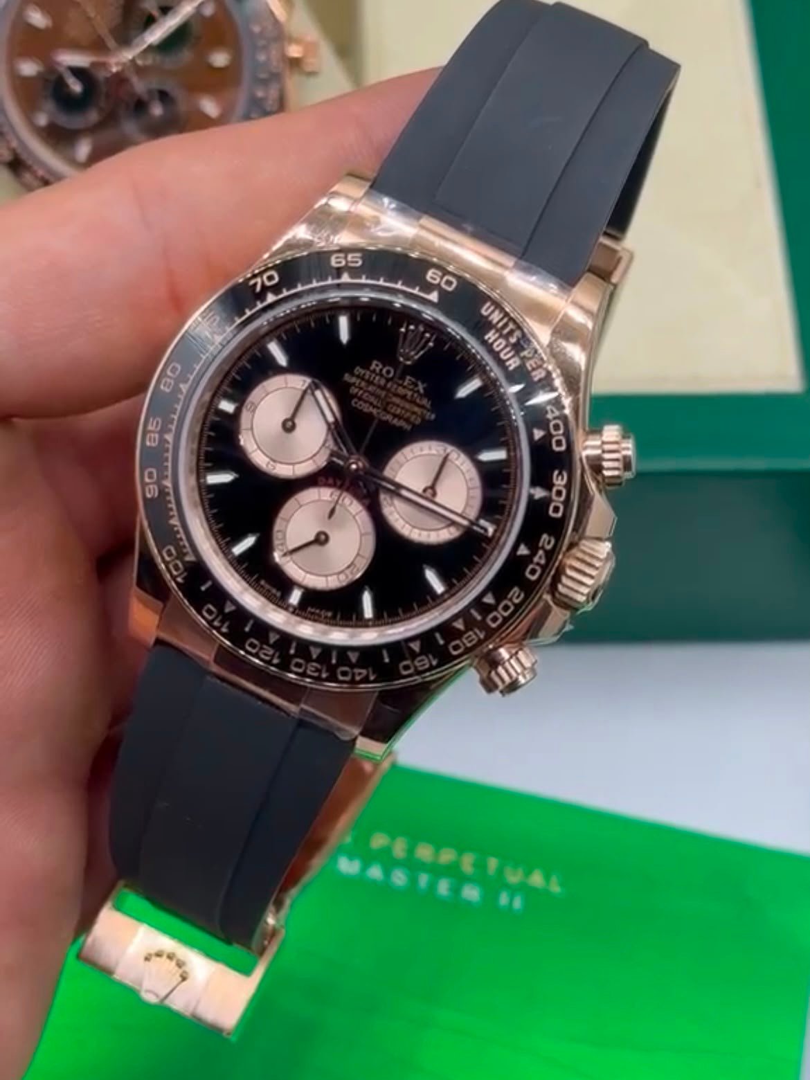ROLEX Daytona 40mm - SUPER CLONE - AÇO DOURADO MOSTRADOR PRETO - SILICONE - Imagem 2