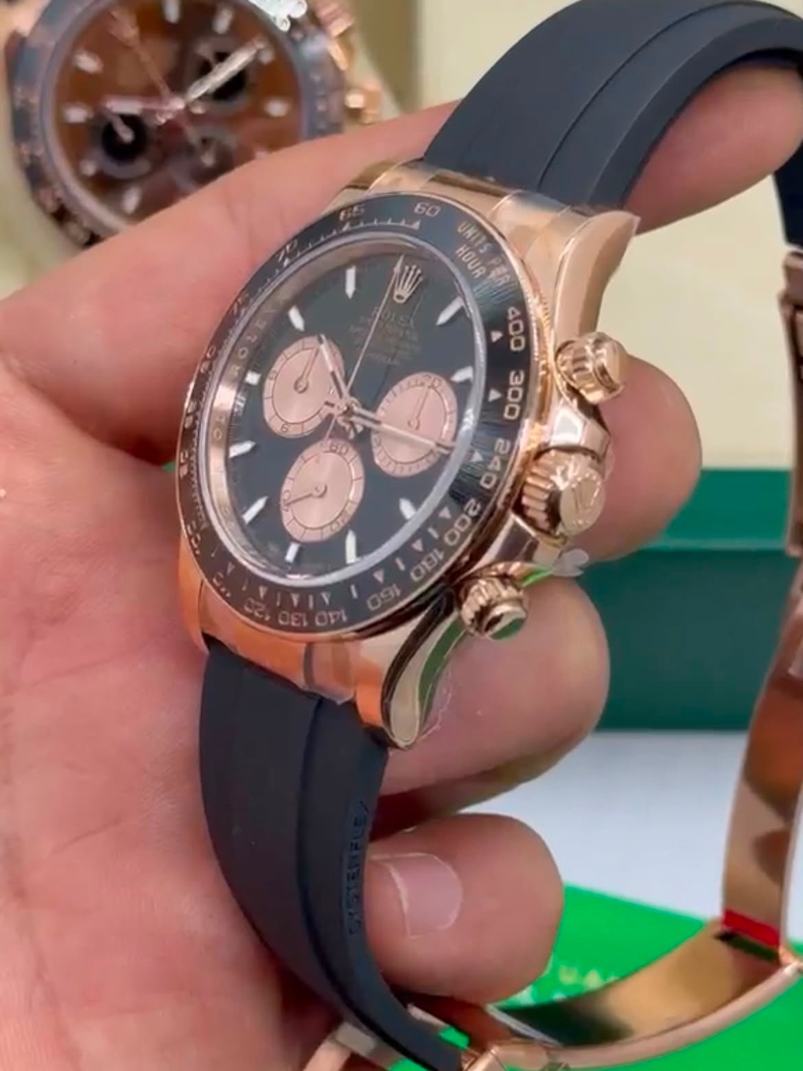 ROLEX Daytona 40mm - SUPER CLONE - AÇO DOURADO MOSTRADOR PRETO - SILICONE - Imagem 3