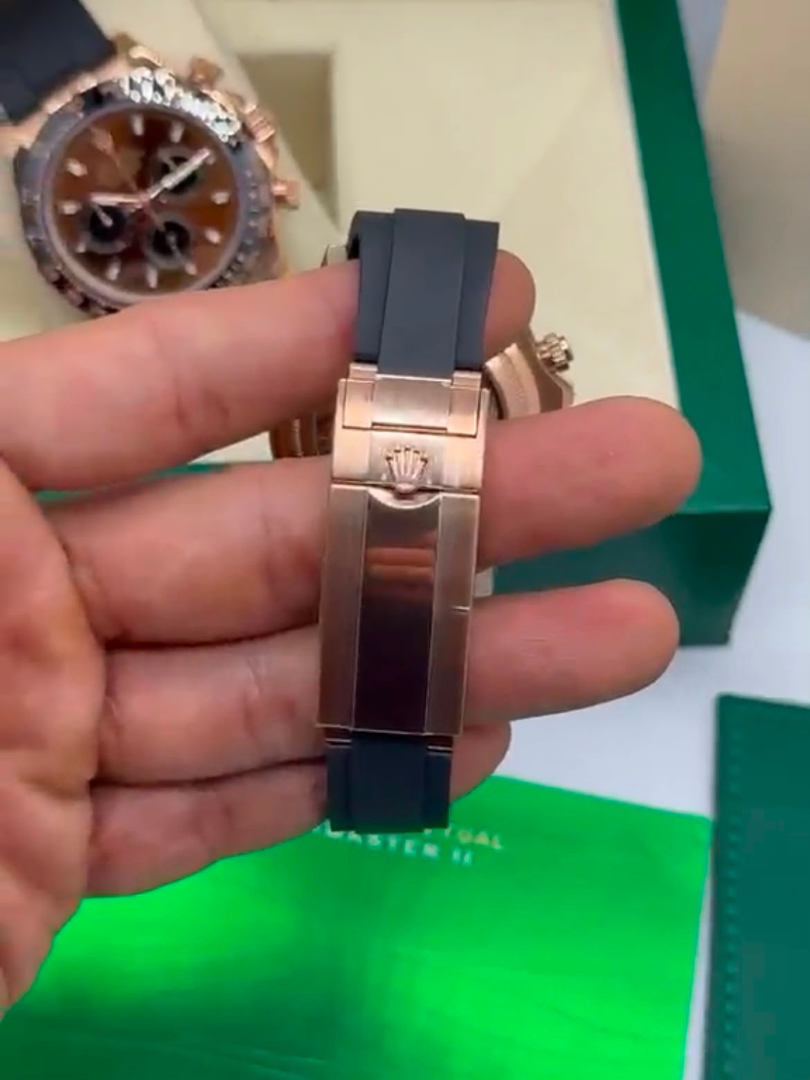 ROLEX Daytona 40mm - SUPER CLONE - AÇO DOURADO MOSTRADOR PRETO - SILICONE - Imagem 4