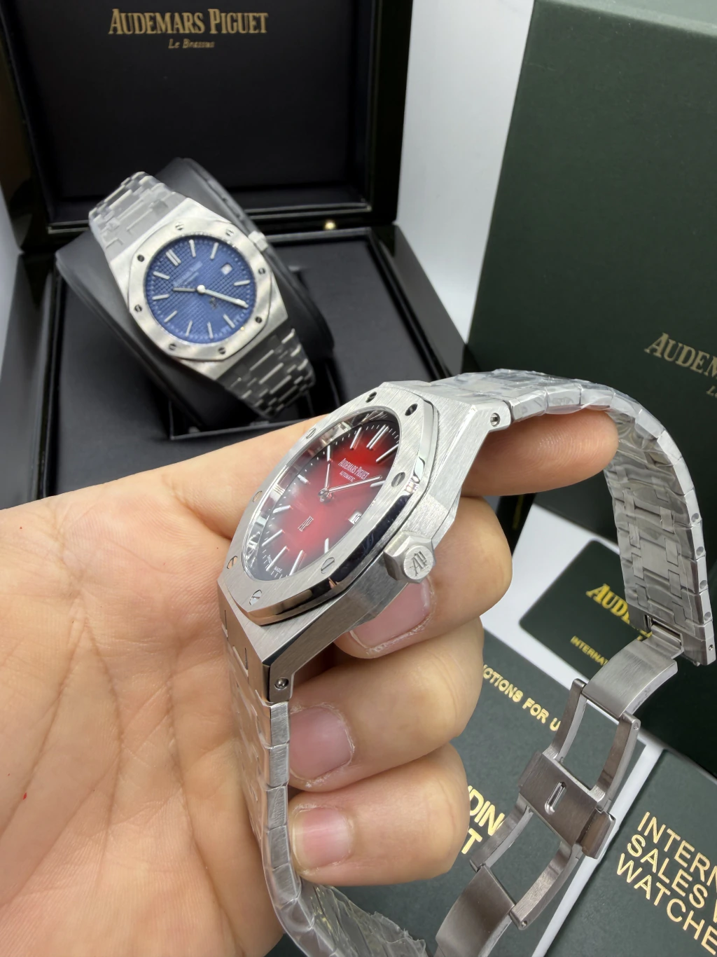 Audemars Piguet Royal Oak 42mm - AÇO MOSTRADOR VERMELHO - Imagem 2