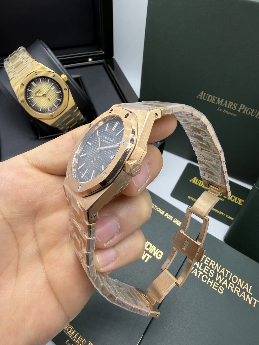 Audemars Piguet Royal Oak 42mm - AÇO ROSE MOSTRADOR PRETO - Imagem 2