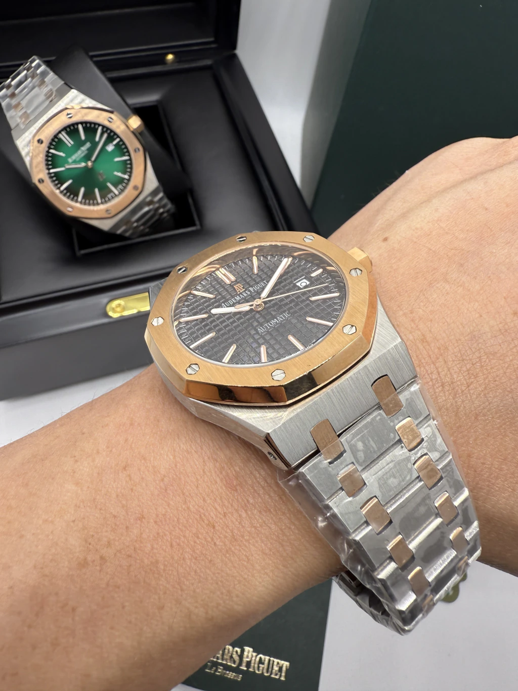 Audemars Piguet Royal Oak 42mm - AÇO COM ROSE MOSTRADOR PRETO - Imagem 5