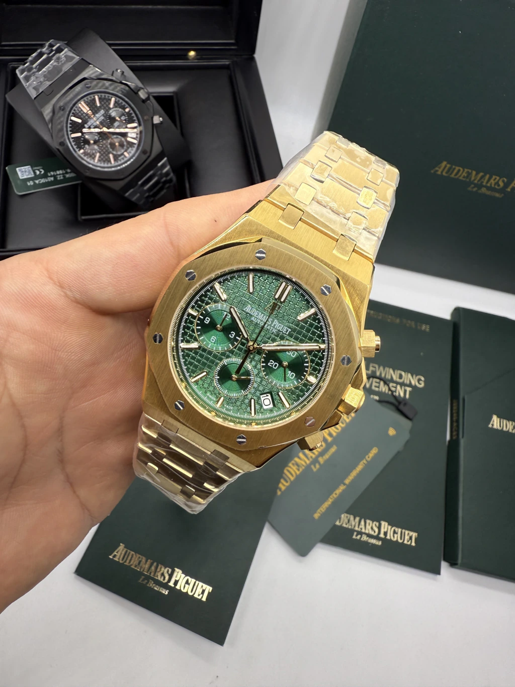 Audemars Piguet Royal Oak 42mm - AÇO DOURADO AMOSTRADOR VERDE
