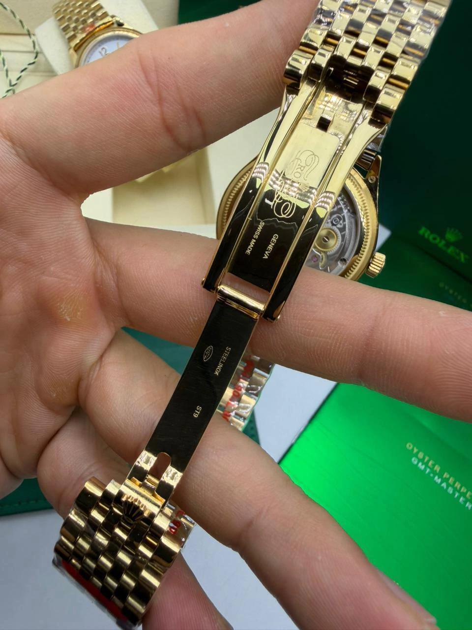Perpetual 1908 - 40mm - AÇO DOURADO MOSTRADOR PRETO - FUNDO DE VIDRO - Imagem 4