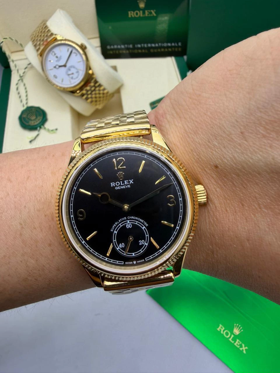 Perpetual 1908 - 40mm - AÇO DOURADO MOSTRADOR PRETO - FUNDO DE VIDRO - Imagem 5