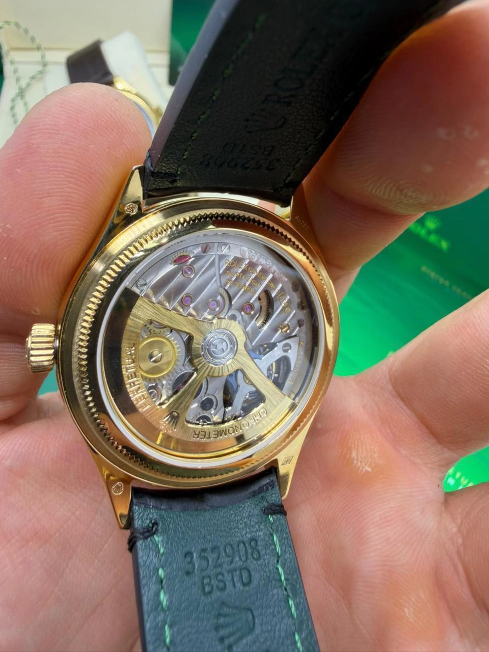 Perpetual 1908 - 40mm - AÇO DOURADO MOSTRADOR PRETO - FUNDO DE VIDRO - COURO - Imagem 3