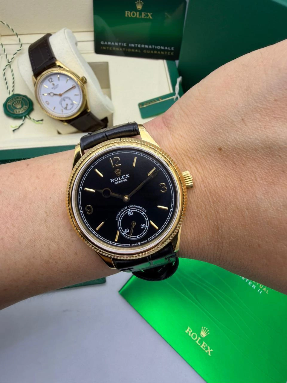 Perpetual 1908 - 40mm - AÇO DOURADO MOSTRADOR PRETO - FUNDO DE VIDRO - COURO - Imagem 4