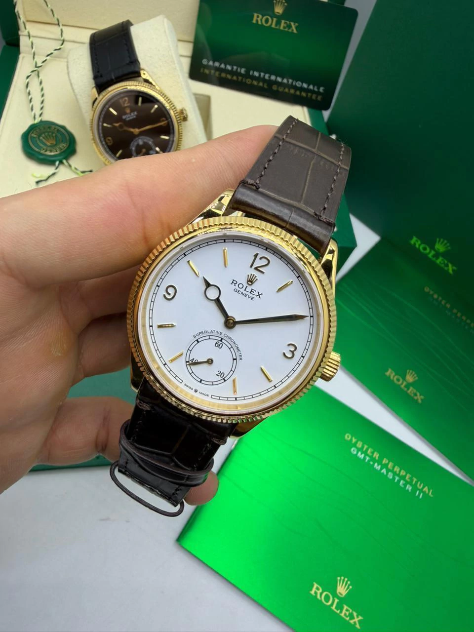 Perpetual 1908 - 40mm - AÇO DOURADO MOSTRADOR BRANCO - FUNDO DE VIDRO - COURO