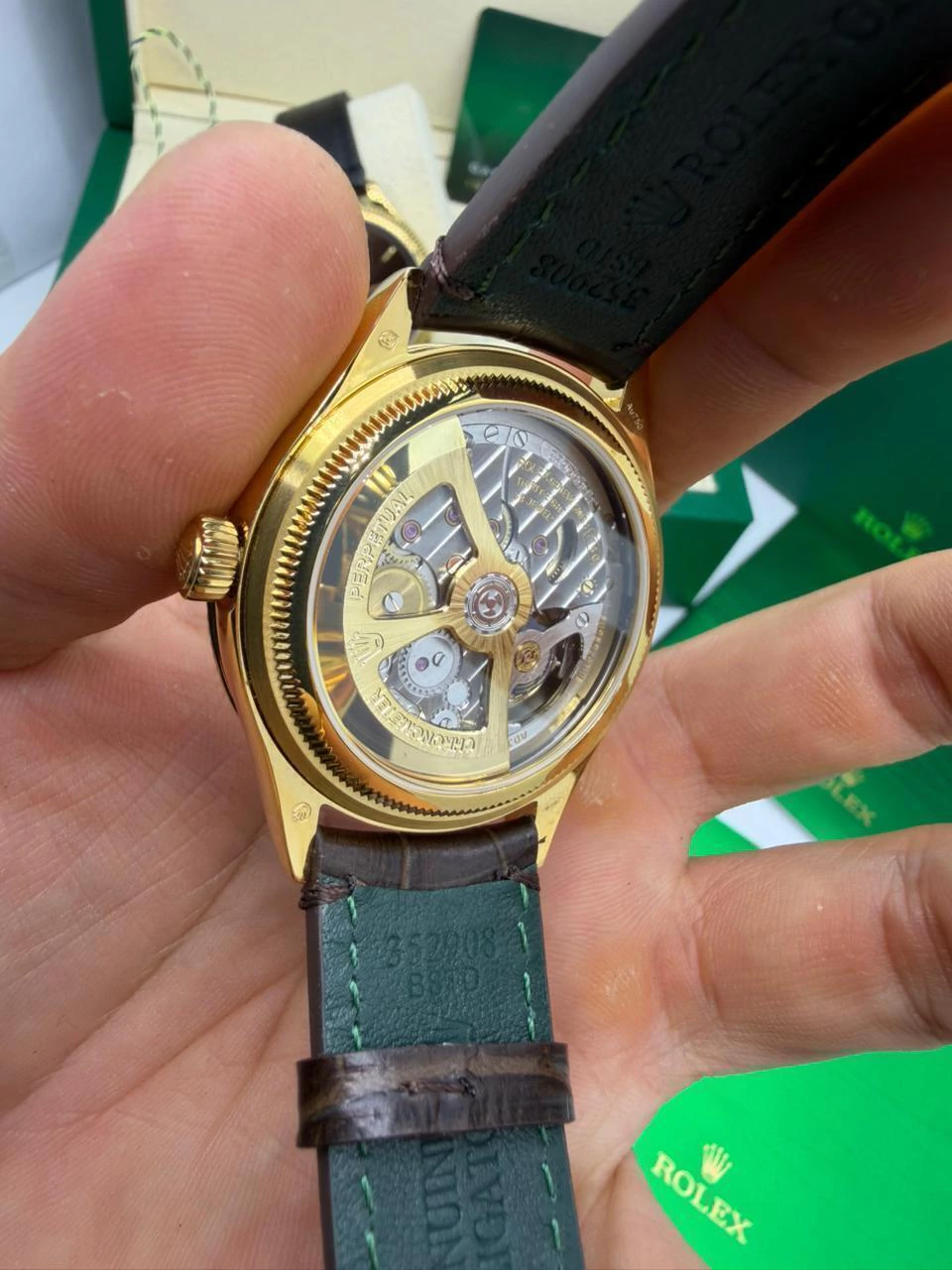 Perpetual 1908 - 40mm - AÇO DOURADO MOSTRADOR BRANCO - FUNDO DE VIDRO - COURO - Imagem 2