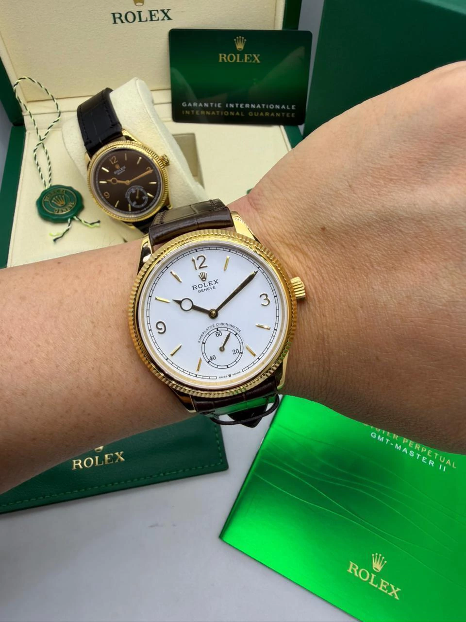 Perpetual 1908 - 40mm - AÇO DOURADO MOSTRADOR BRANCO - FUNDO DE VIDRO - COURO - Imagem 4