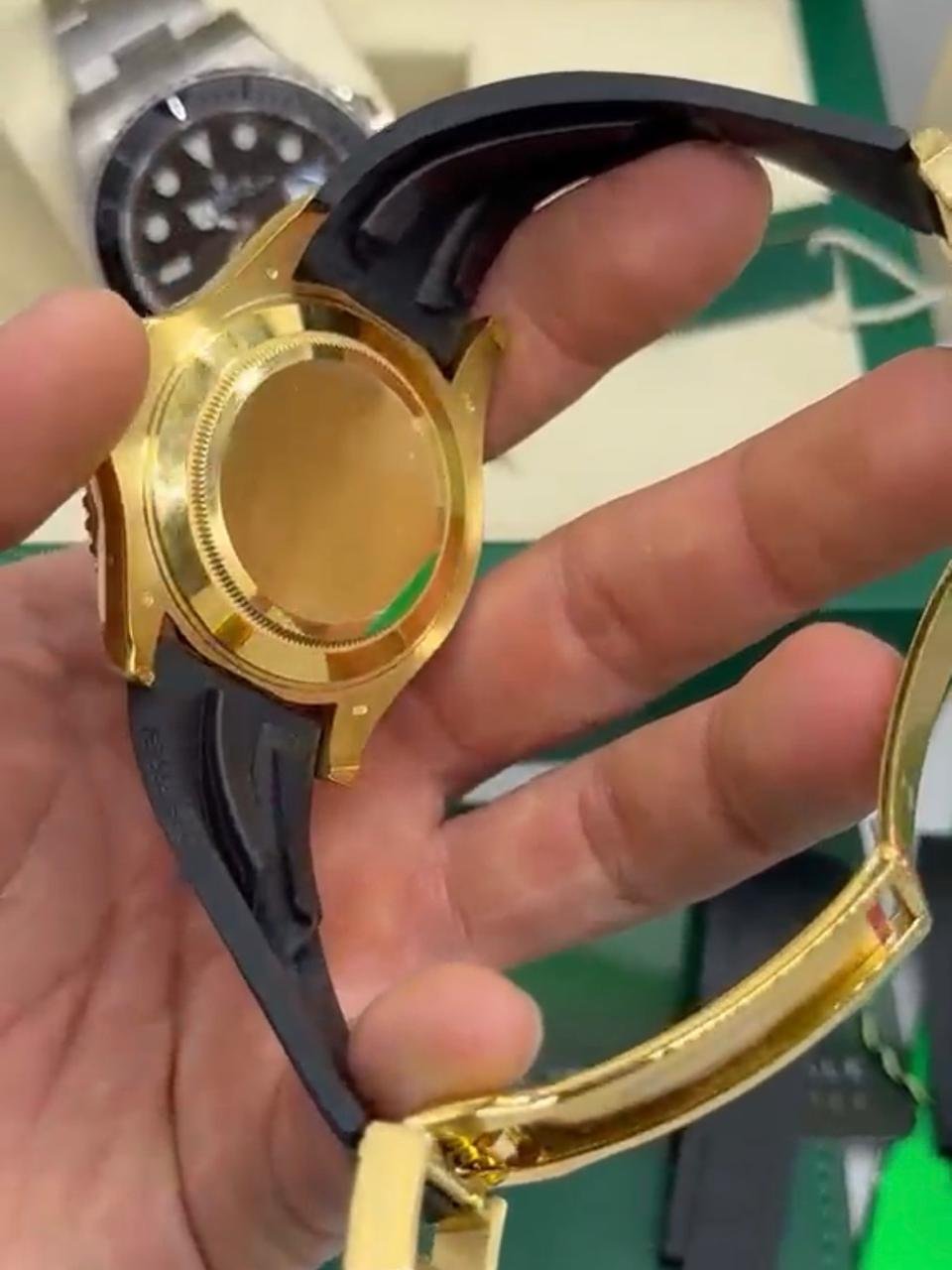 ROLEX Yacht Master - 42mm - SUPER CLONE - AÇO DOURADO MOSTRADOR PRETO - SILICONE - Imagem 3