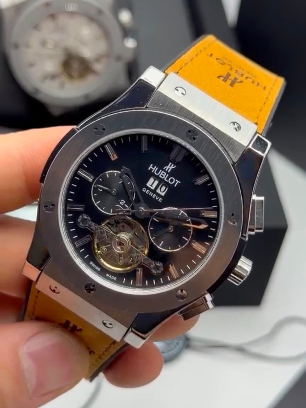 Hublot Classic Fusion Chronograph Tourbillon 44MM – AÇO MOSTRADOR PRETO – SILICONE E COURO - Imagem 4