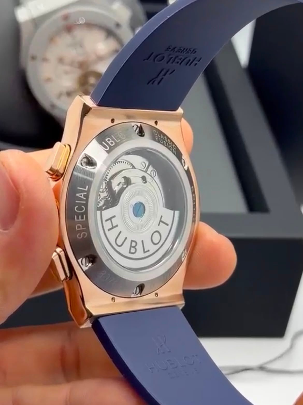 Hublot Classic Fusion Chronograph Tourbillon 44MM – AÇO ROSE MOSTRADOR AZUL – SILICONE - Imagem 2