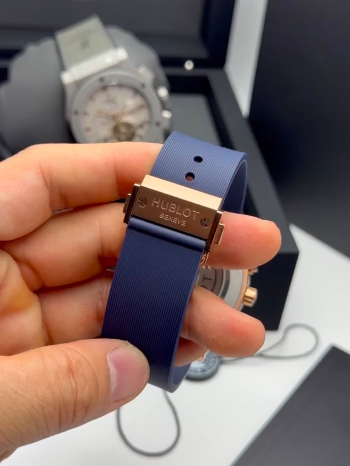 Hublot Classic Fusion Chronograph Tourbillon 44MM – AÇO ROSE MOSTRADOR AZUL – SILICONE - Imagem 3