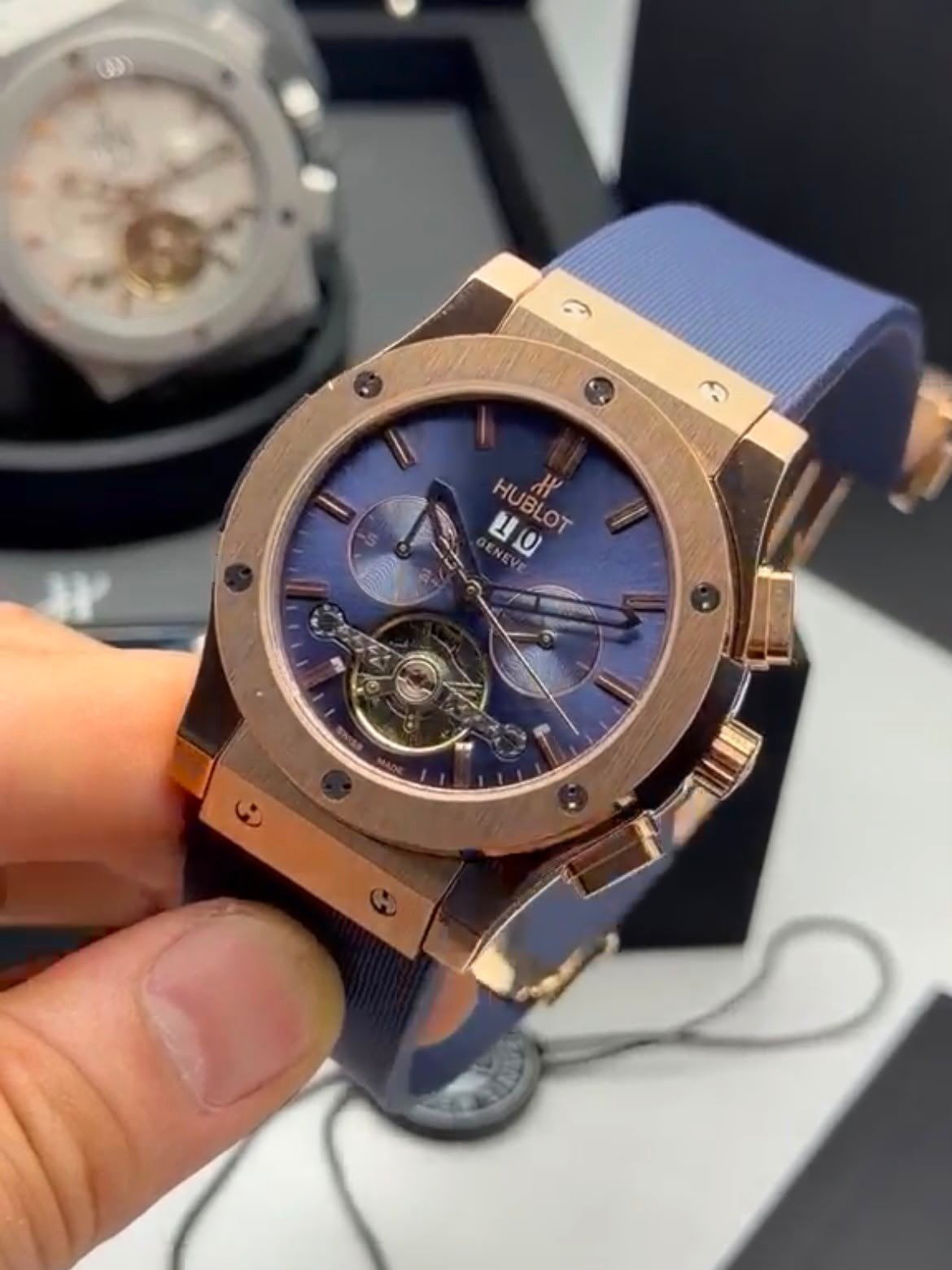 Hublot Classic Fusion Chronograph Tourbillon 44MM – AÇO ROSE MOSTRADOR AZUL – SILICONE - Imagem 4