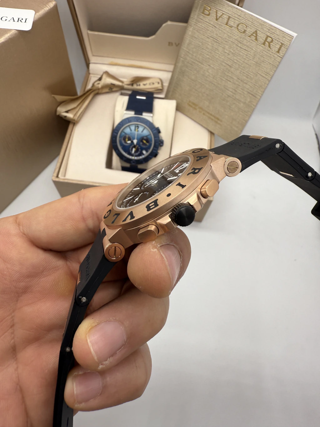 Bvlgari Aluminium Chronograph 40mm - AÇO DOURADO MOSTRADOR PRETO - SILICONE - Imagem 2